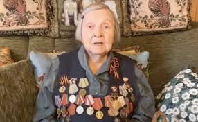 98-letnjaja-uchastnica-vojny-sobrala-pochti-2-milliona-rublej-dlja-vrachej-rasskazyvaja-istorii-o-vojne-1-7685826