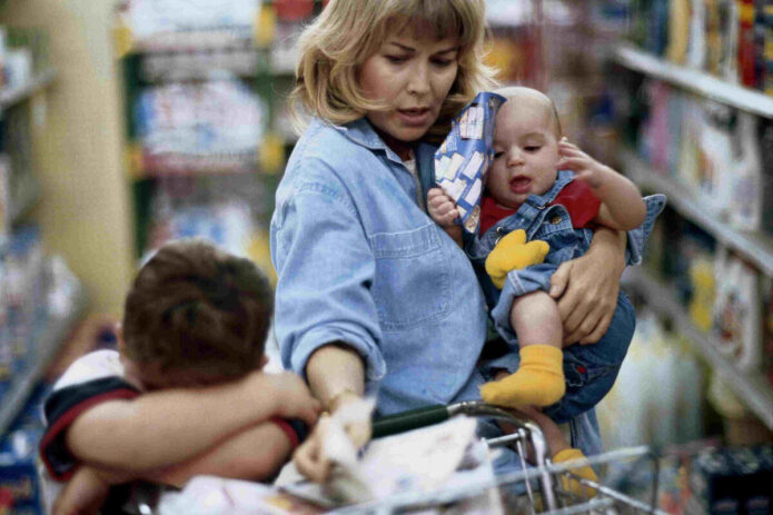 zhenschina-ja-s-detmi-vy-objazany-menja-propustit-vozmutitelnyj-sluchaj-v-magazine-1-9955089