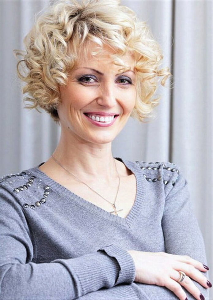 luchshie-korotkie-strizhki-vesny-2020-dlja-zhenschin-starshe-pjatidesjati-6-8222059