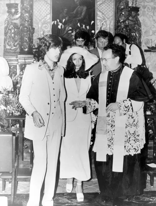 Мик Джаггер и Бьянка Джаггер во время свадьбы в 1971 году