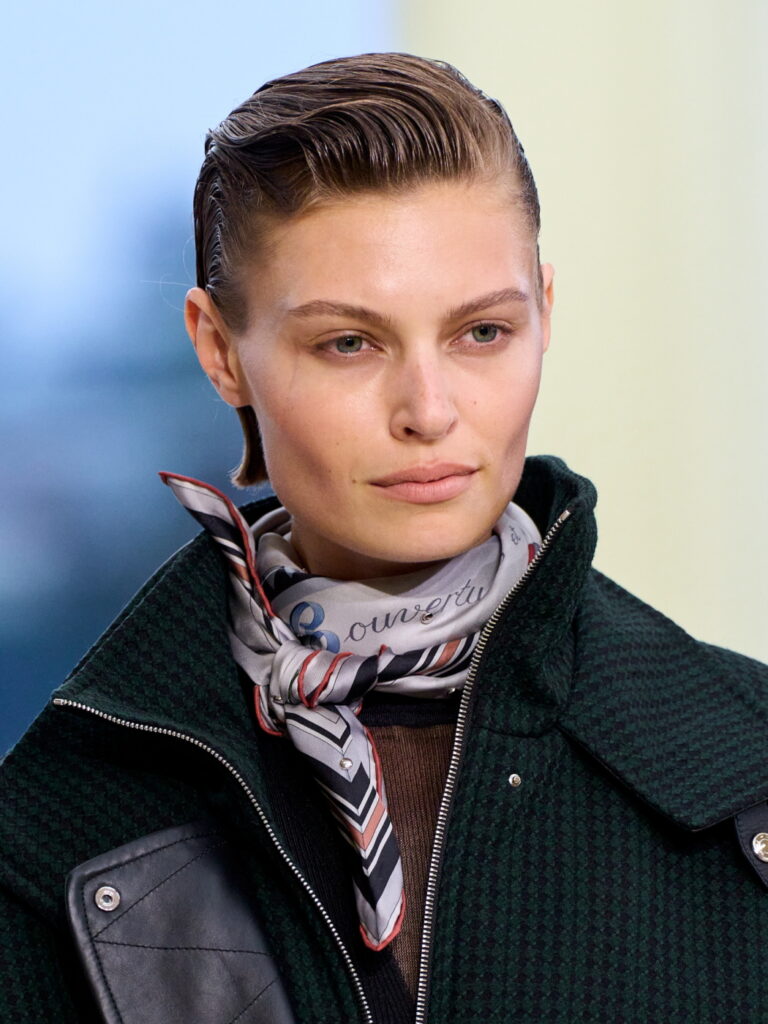 Акцент на линии плеч и шеи в коллекции Hermès