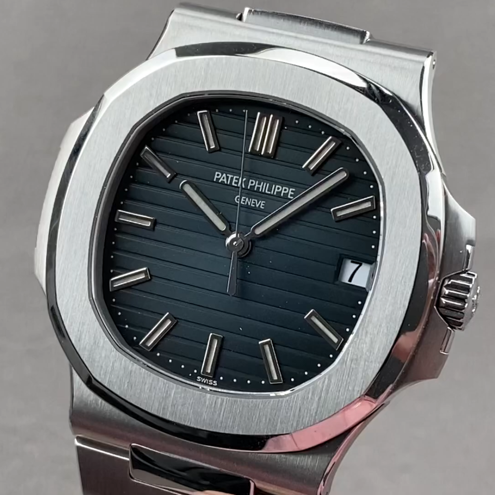 Часы Nautilus 5711/1A-001 на светлом фоне