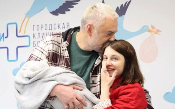 Татьяна Васильева без парика приехала поддержать невестку с новорожденным