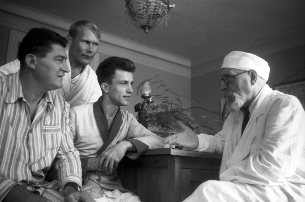 Владимир Петрович Филатов (1875 — 1956), (справа), врач-офтальмолог, Герой Социалистического Труда, директор Одесского научно-исследовательского центра глазных болезней с пациентами. Украинская ССР.